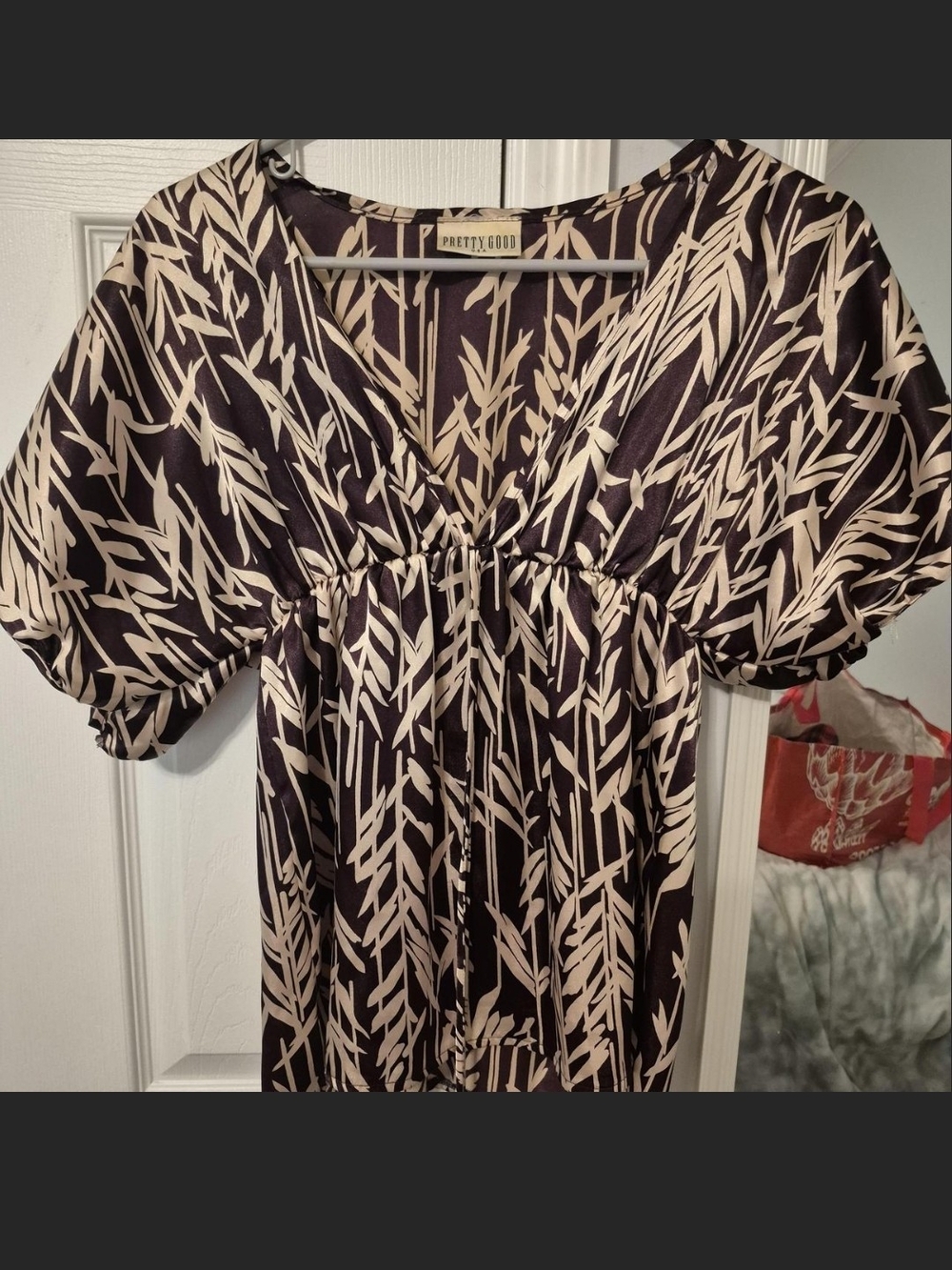 Pretty Good Black and Cream Leaf-Print V-Neck Puff Sleeve Tunic